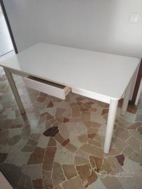 ROBUSTO TAVOLO  DA CUCINA CON 4 SEDIE SALVARANI