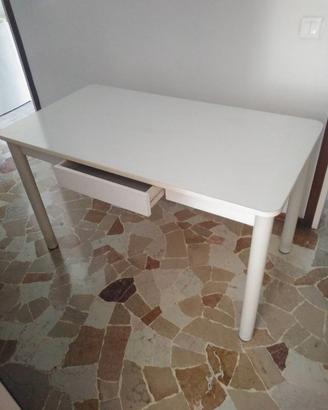 ROBUSTO TAVOLO  DA CUCINA CON 4 SEDIE SALVARANI