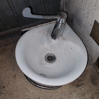 lavandino con rubinetto