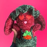 Pupazzo coniglio amigurumi in velluto con carotina