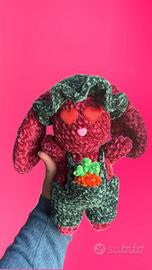 Pupazzo coniglio amigurumi in velluto con carotina