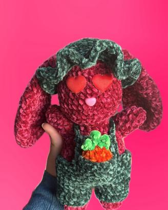 Pupazzo coniglio amigurumi in velluto con carotina