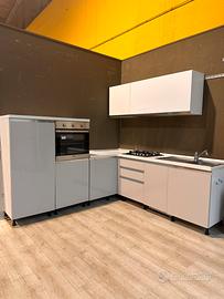 Cucina angolare moderna grigia/bianca