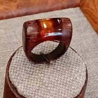 anello fatto a mano in legno e resina