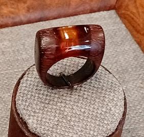 anello fatto a mano in legno e resina