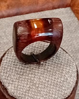anello fatto a mano in legno e resina