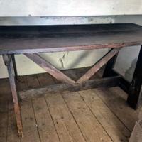 Tavolo a capretta con sei sedie