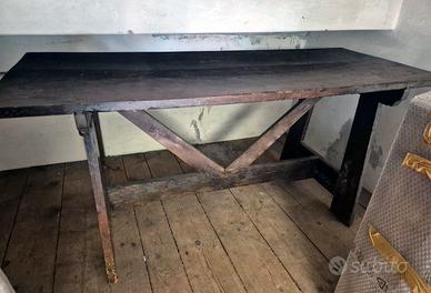 Tavolo a capretta con sei sedie