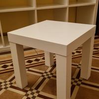 tavolino, pouf e altro arredamento camera