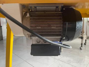 Passapomodoro elettrico con banchetto