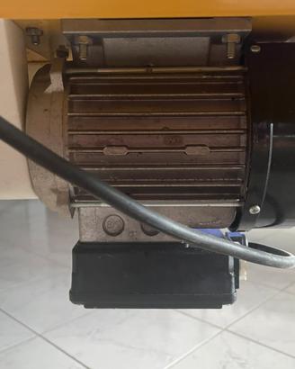 Passapomodoro elettrico con banchetto