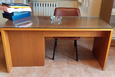 SCRIVANIA STUDIO LEGNO CON TOP IN VETRO E POLTRONA