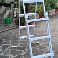 scaletta per piscina esterna 