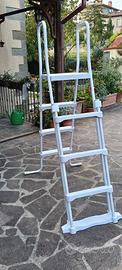 scaletta per piscina esterna 