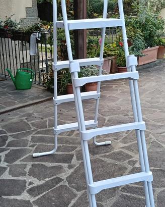 scaletta per piscina esterna 