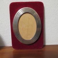 Cornice in argento e velluto