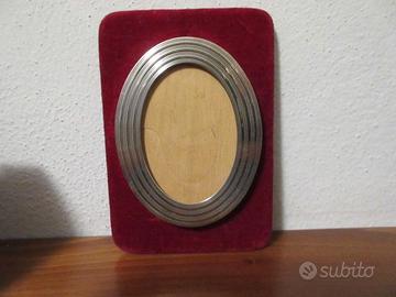 Cornice in argento e velluto