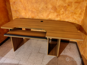 Scrivania ufficio computer desktop