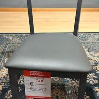 Sedia grigia e sedia bianca