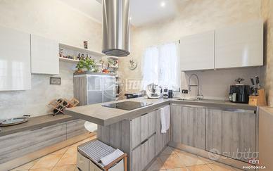 CASA ABBINATA CON CORTILE E GARAGE