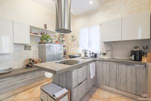 CASA ABBINATA CON CORTILE E GARAGE