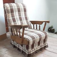 POLTRONA A DONDOLO IN LEGNO rivestita in tessuto