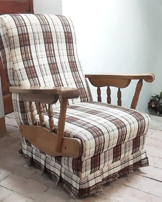 POLTRONA A DONDOLO IN LEGNO rivestita in tessuto