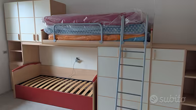 Cameretta a ponte con 3 letti, armadi e scaletta