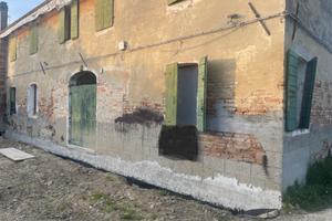 Ampio rustico su due livelli da ristrutturare