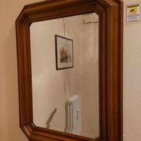 specchio con cornice in noce