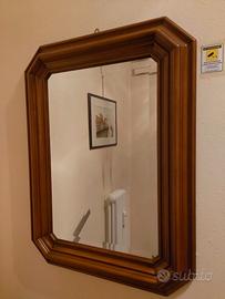 specchio con cornice in noce