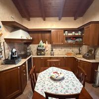 Cucina in noce con top in marmo