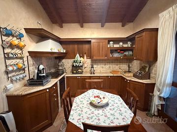 Cucina in noce con top in marmo