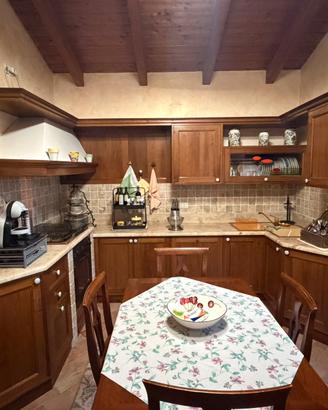 Cucina in noce con top in marmo
