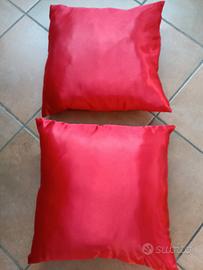 Cuscini in raso rosso rubino 