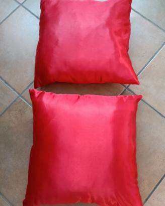 Cuscini in raso rosso rubino 