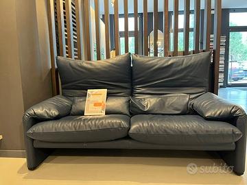 Divano Cassina modello Maralunga in pelle blu
