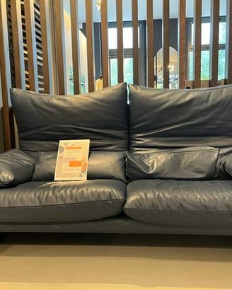 Divano Cassina modello Maralunga in pelle blu
