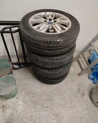 4 cerchi in lega con gomme al prezzo  di 140