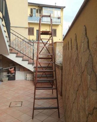 Scala in legno di ciliegio, dieci gradini.