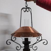 Lampadario rustico in ferro battuto e legno