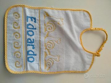 Bavaglino ricamato a punto croce