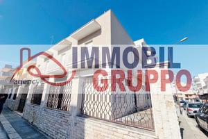 Intero stabile con ampio garage