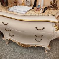 TRIS DI COMO' E COMODINI IN LEGNO AVORIO E DECORI 