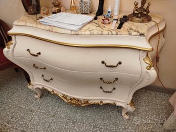 TRIS DI COMO' E COMODINI IN LEGNO AVORIO E DECORI 