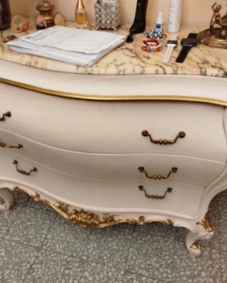 TRIS DI COMO' E COMODINI IN LEGNO AVORIO E DECORI 