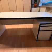 Scrivania Ufficio con cassettiera di design