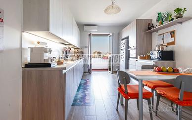 AMPIO TRILOCALE CON STUDIO RISTRUTTURATO, LUMINOSO