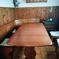 Tavolo rustico con relative mensole
