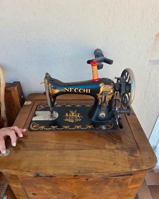 Macchina per cucire Necchi 